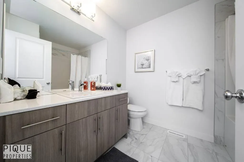 *New*Chic Modern Home*King Bed*Foosball*Sleeps 8! Edmonton Holiday home